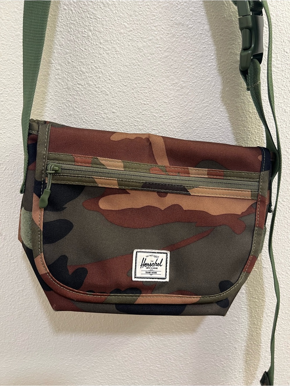 Herschel • mini camo messenger bag - Picture 3 of 4